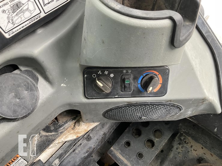 2021-bobcat-t740-image-16