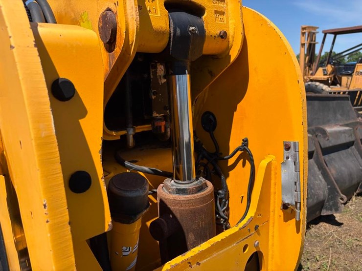 2013-jcb-541-70-image-10