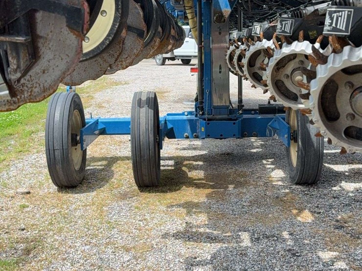 2014-kinze-16-row-corn-planter-with-dry-fertilizer-image-16