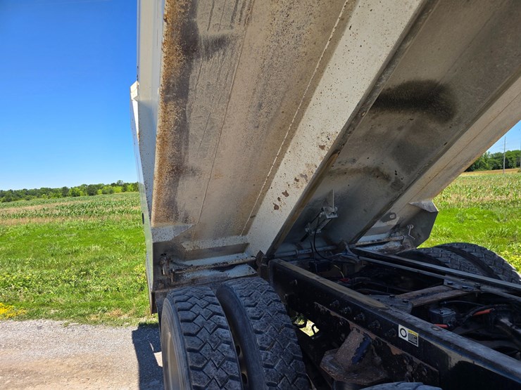 2017-peterbilt-365-image-75
