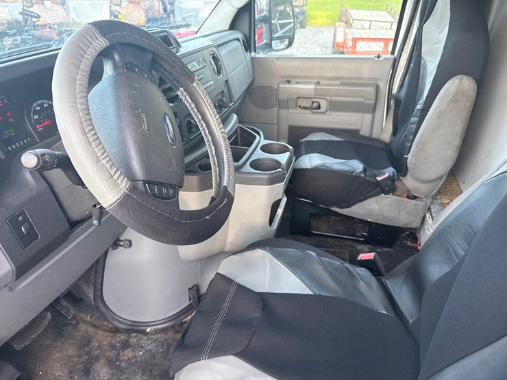 2010-ford-e350-image-4