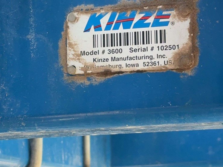 2014-kinze-16-row-corn-planter-with-dry-fertilizer-image-4