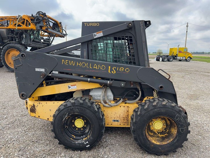 new-holland-ls180-image-4