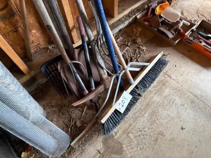 yard-tools.-pitch-forks,-broom,-shovel-etc-image-3