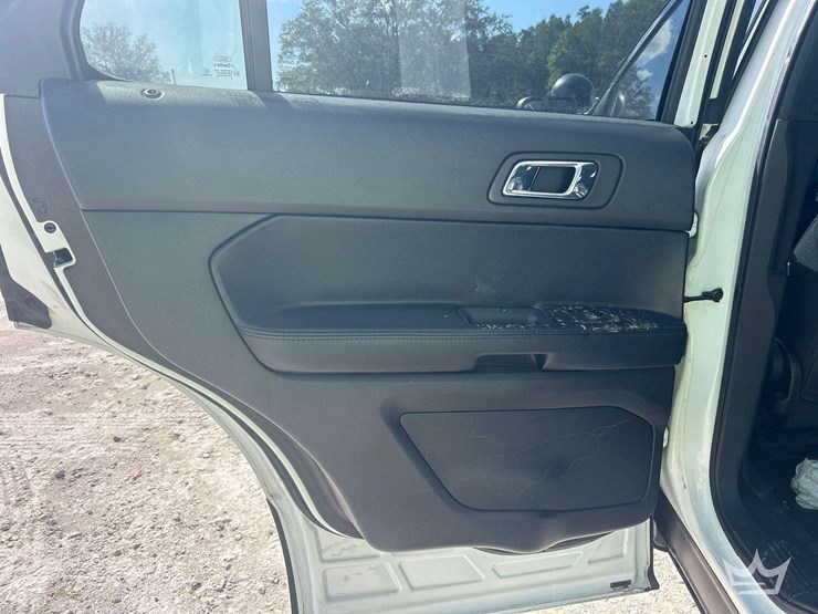 2016-ford-explorer-image-16
