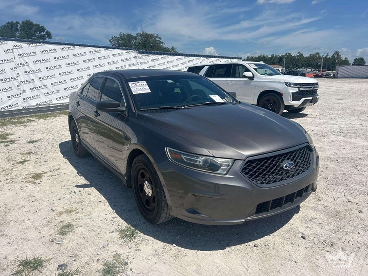 2014-ford-taurus-awd-sedan-image-2
