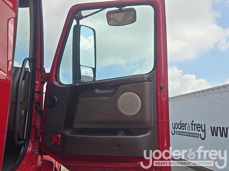 2015-volvo-vnl-image-55