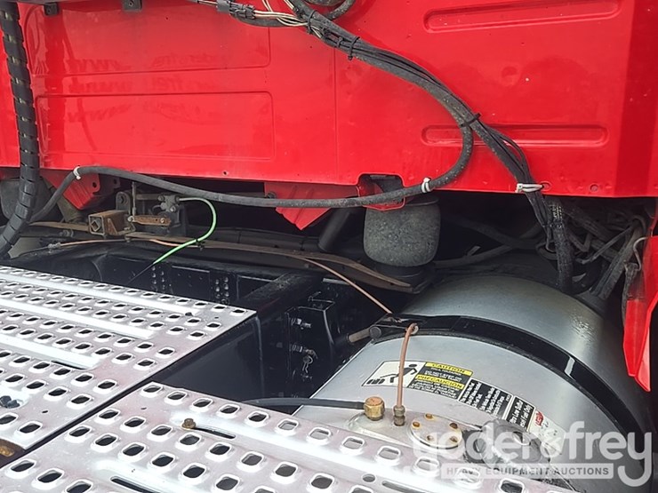 2019-volvo-vnl860-image-30