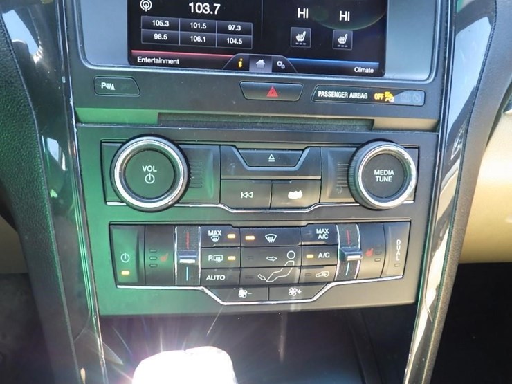 2016-ford-explorer-image-26