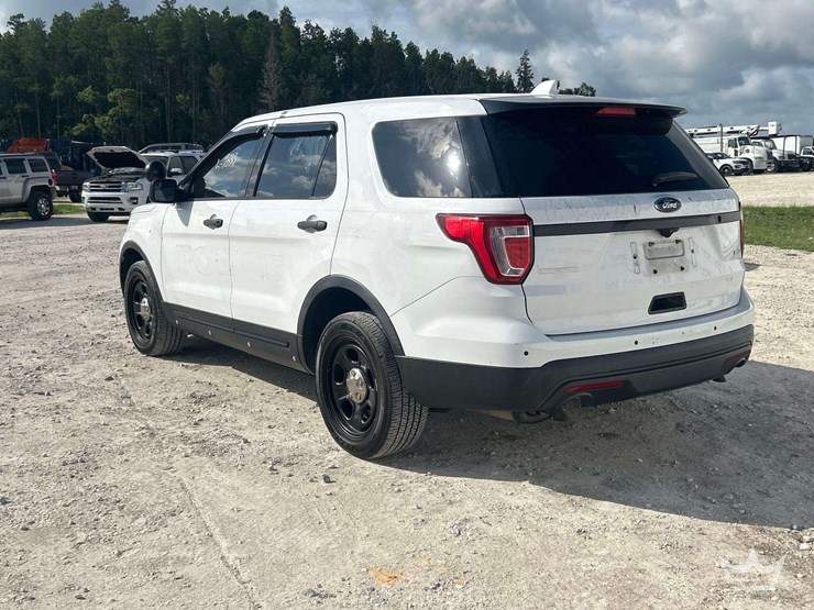 2016-ford-explorer-image-4