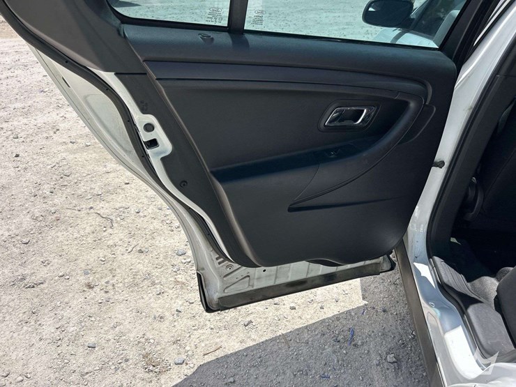 2013-ford-taurus-awd-sedan-image-19