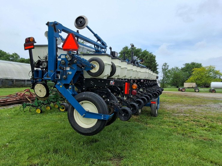 2015-kinze-16-row-corn-planter-with-dry-fertilizer-image-12