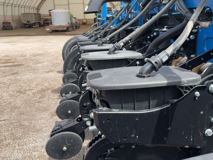 kinze-24-center-fill-planter,-30''-image-31