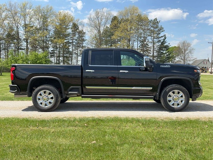 2025-chevrolet-silverado-2500hd-high-country-image-5