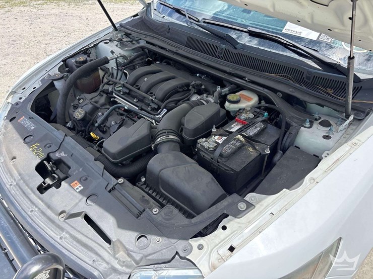 2016-ford-taurus-sedan-image-9