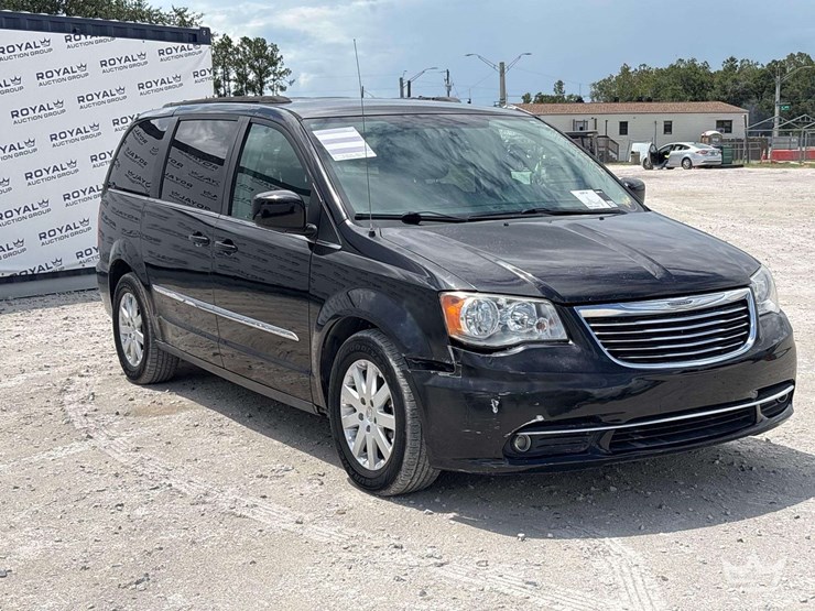 2015-chrysler-town-&-country-image-2