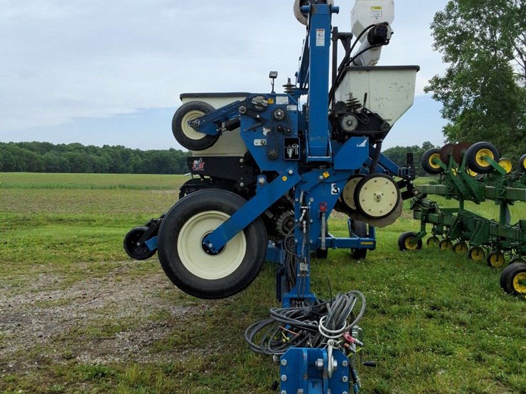 2015-kinze-16-row-corn-planter-with-dry-fertilizer-image-2