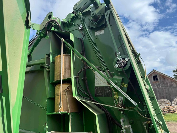 2020-john-deere-560m-image-12