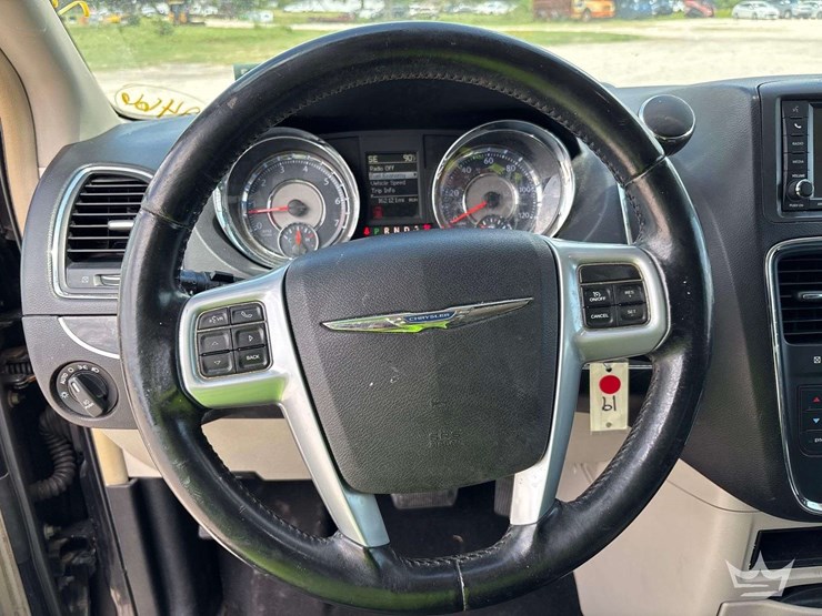 2015-chrysler-town-&-country-image-14