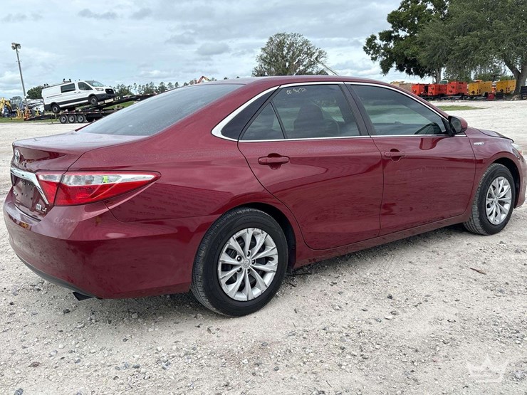 2016-toyota-camry-hybrid-sedan-image-3