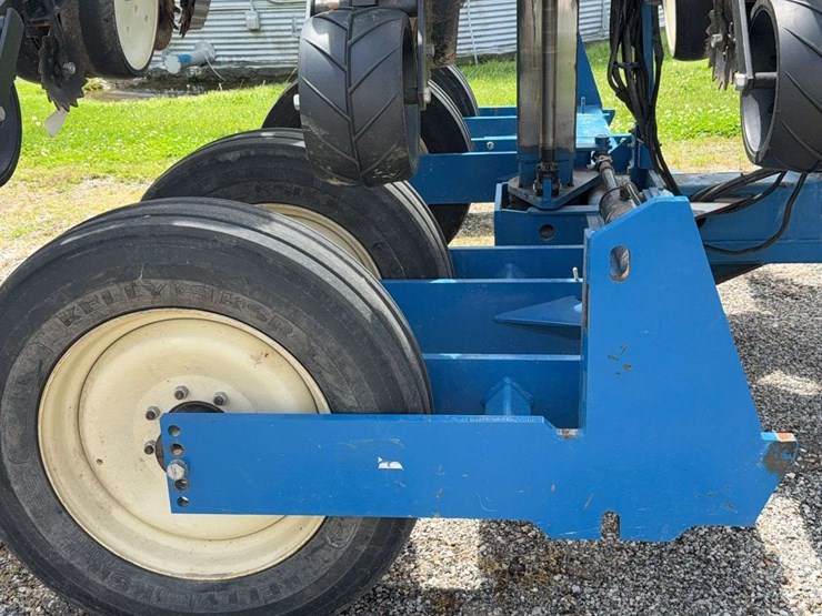2014-kinze-16-row-corn-planter-with-dry-fertilizer-image-8