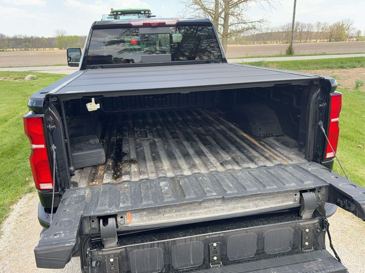 2025-chevrolet-silverado-2500hd-high-country-image-12