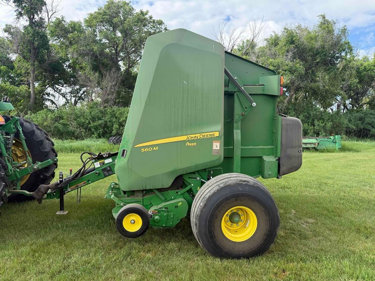 2020-john-deere-560m-image-2