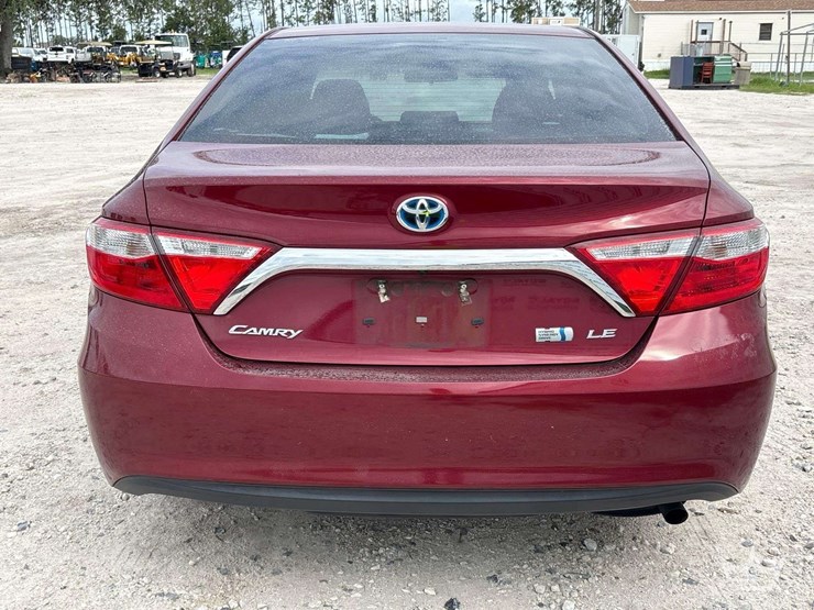 2016-toyota-camry-hybrid-sedan-image-22