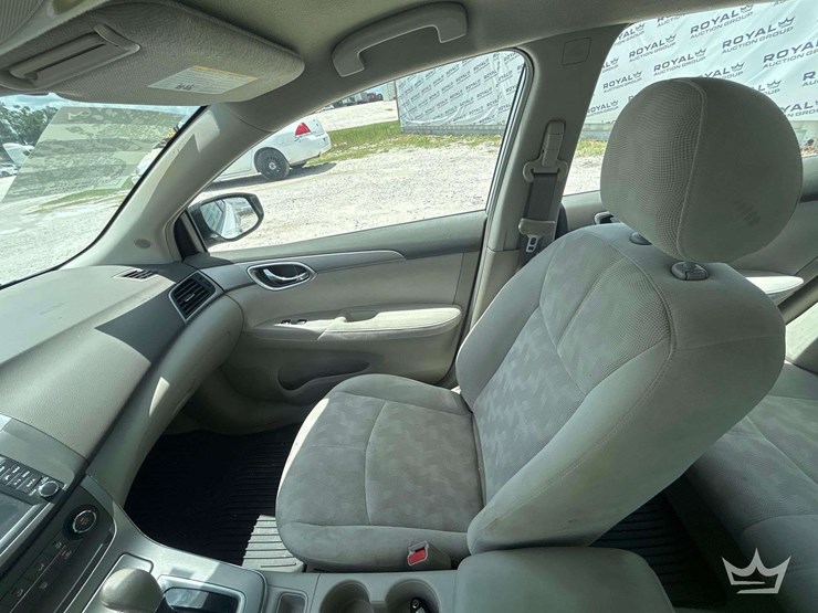 2013-nissan-sentra-sedan-image-17