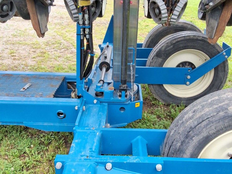 2015-kinze-16-row-corn-planter-with-dry-fertilizer-image-6