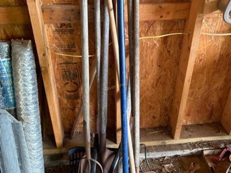 yard-tools.-pitch-forks,-broom,-shovel-etc-image-1