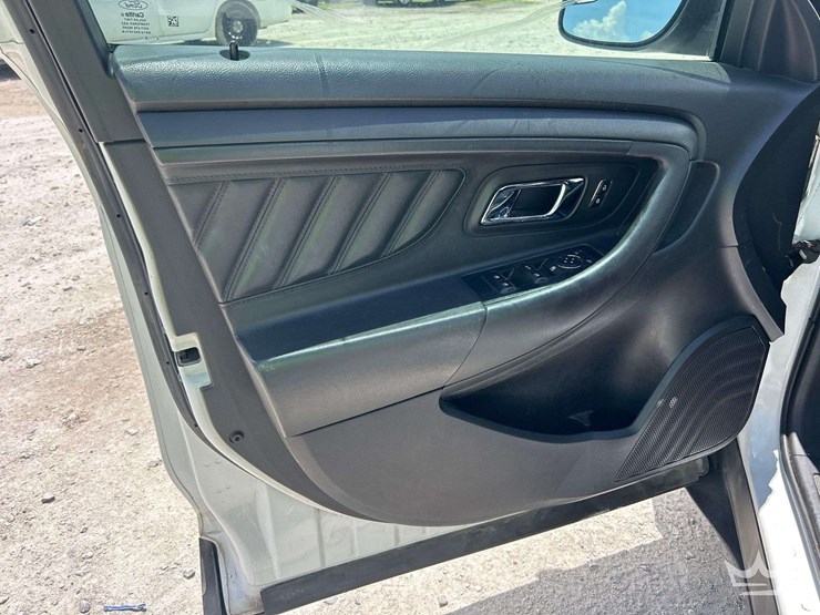2013-ford-taurus-awd-sedan-image-10