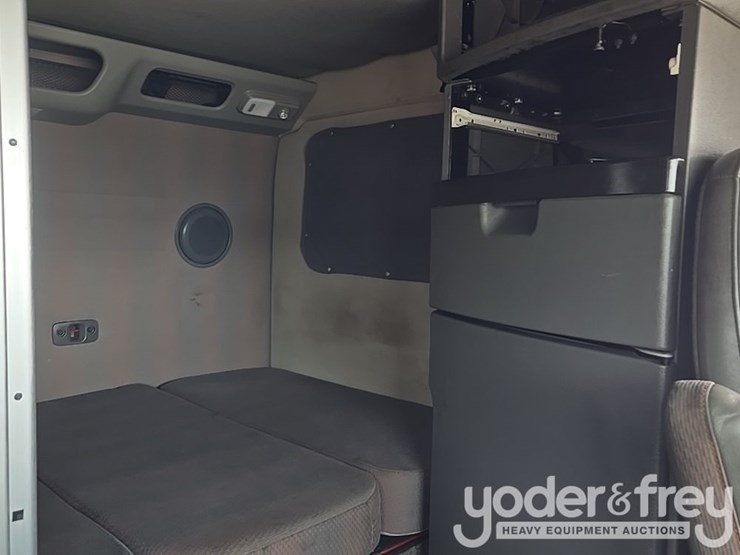 2019-volvo-vnl860-image-49