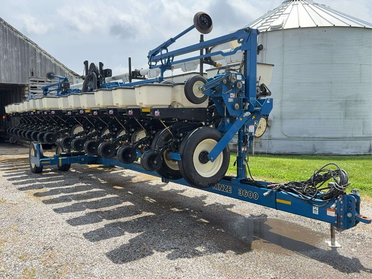 2014-kinze-16-row-corn-planter-with-dry-fertilizer-image-6