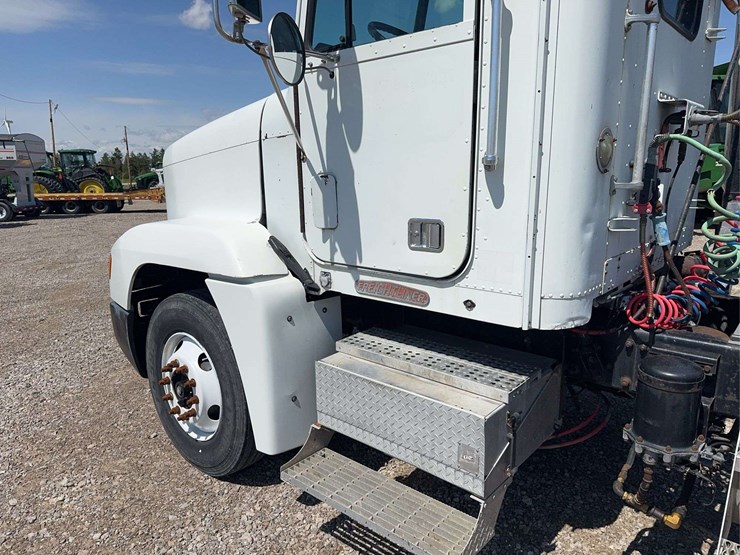 1996-fld-120-freightliner-day-cab-semi-image-25