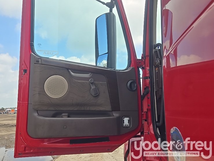 2015-volvo-vnl-image-53