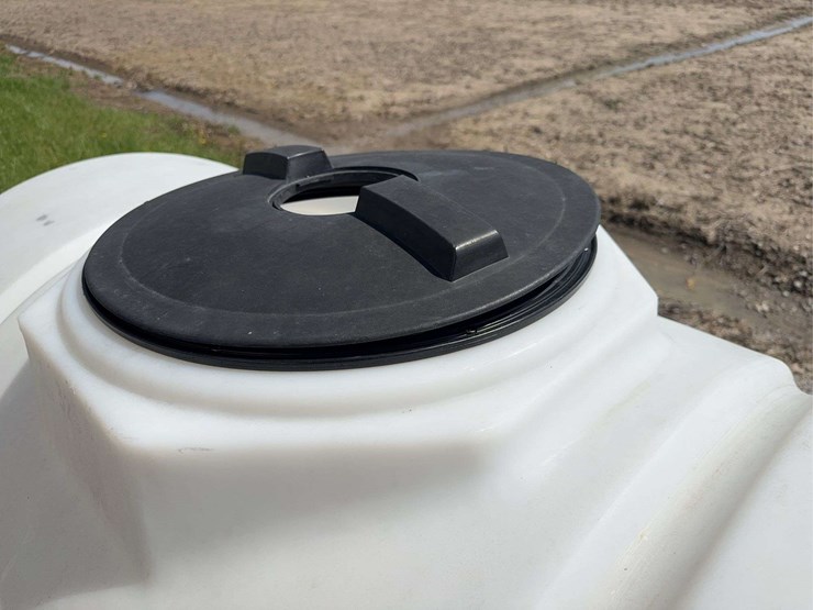 white-poly-chemical-tank---300-gal-(lid-is-warped-and-missing-small-lid)-image-9