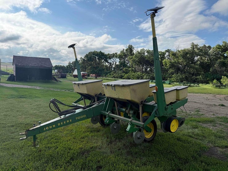 john-deere-7000-image-1