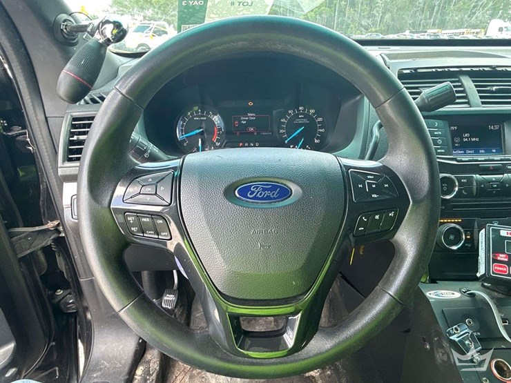 2017-ford-explorer-image-13