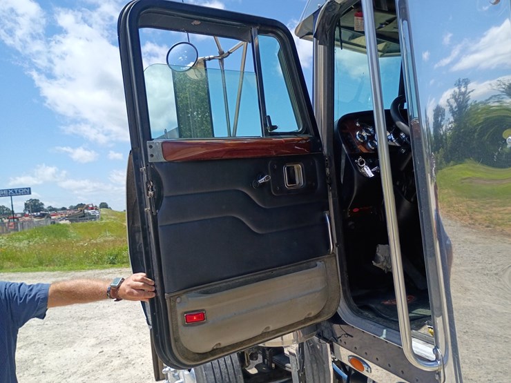2005-peterbilt-379-image-36