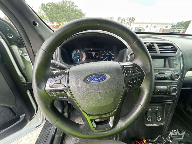 2016-ford-explorer-image-11