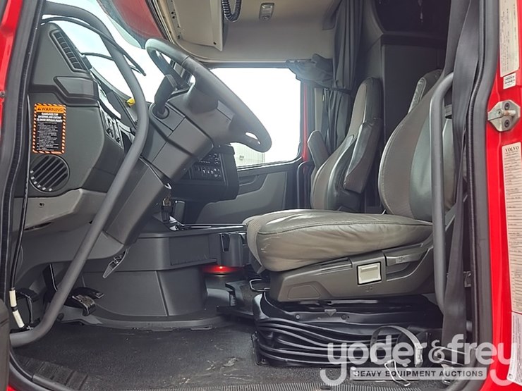 2019-volvo-vnl860-image-37