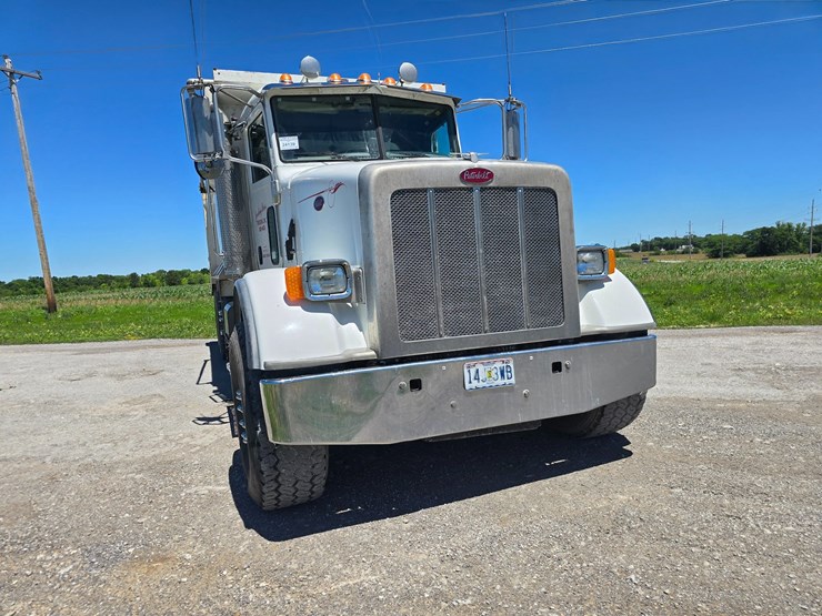 2017-peterbilt-365-image-27