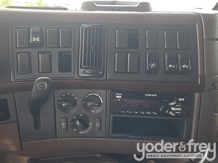 2015-volvo-vnl-image-77