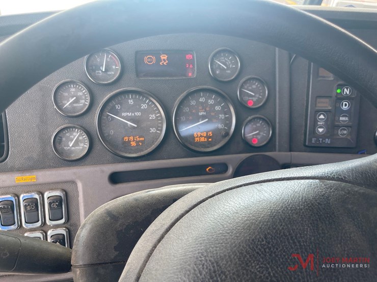 peterbilt-365-image-21