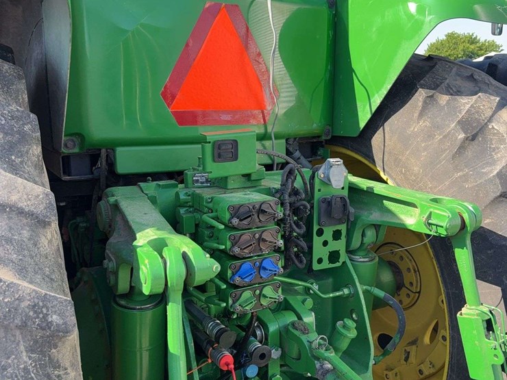 2011-john-deere-8260r-image-36