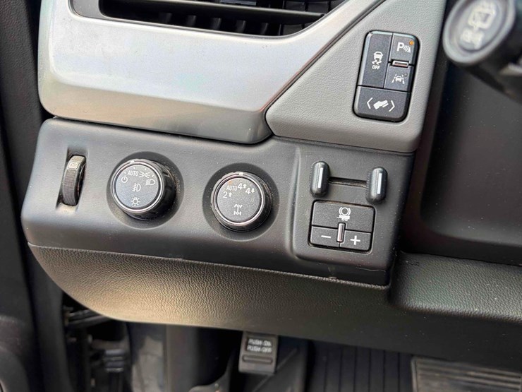 2019-chevrolet-suburban-image-19