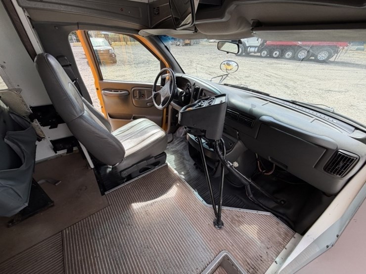 2002-chevrolet-express-3500-image-21