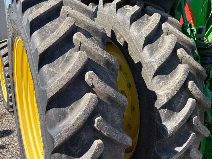 2010-john-deere-8320r-image-12
