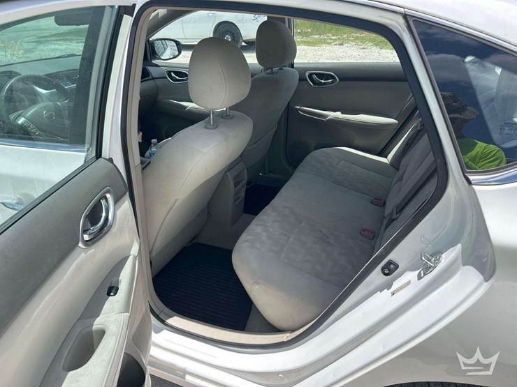 2013-nissan-sentra-sedan-image-20